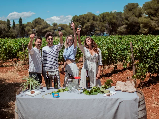 Dégustation dans les vignes de l'Abbaye des Îles de Lérins